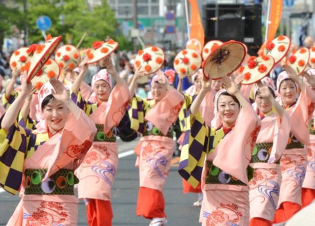 Du khách còn được chiêm ngưỡng lễ hội múa Hanagasa Matsuri vào mùa hè