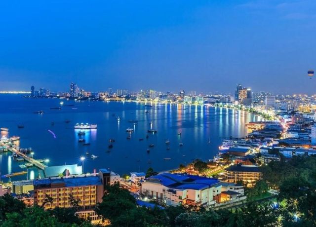 Pattaya là một thành phố biển nên du khách có thể tham gia vui chơi tại các bãi biển