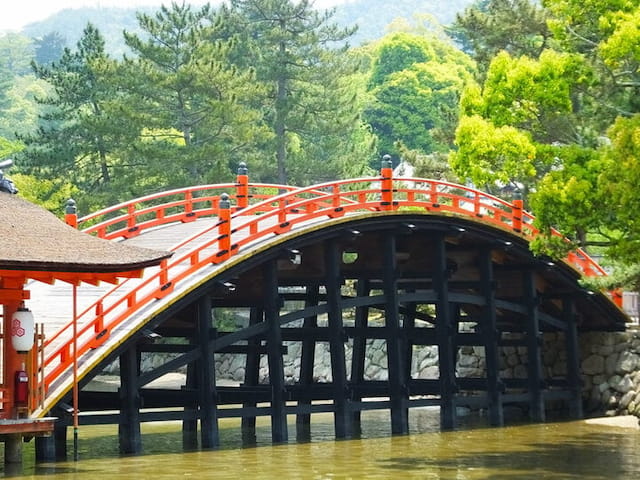 Cây cầu dẫn vào đền Itsukushima