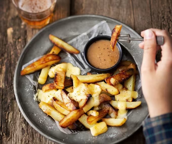 Poutine là sự kết hợp của hương vị béo ngậy và giòn tan