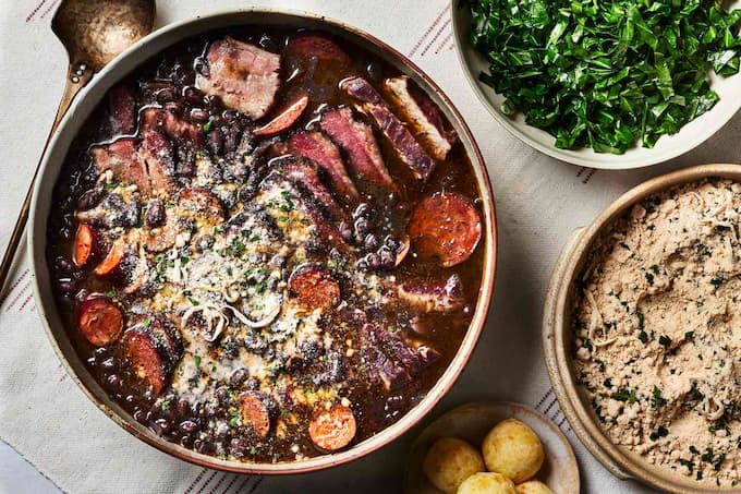 Món hầm Feijoada có nước súp đen ninh từ đậu